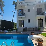 Poolside Apartments Villa Elsa Golem