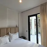 Poolside Apartments Villa Elsa Golem Appartement