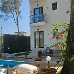 Poolside Apartments Villa Elsa Golem Appartement