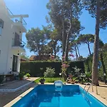 Poolside Apartments Villa Elsa Golem Appartement *