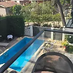 Poolside Elsa 公寓 *