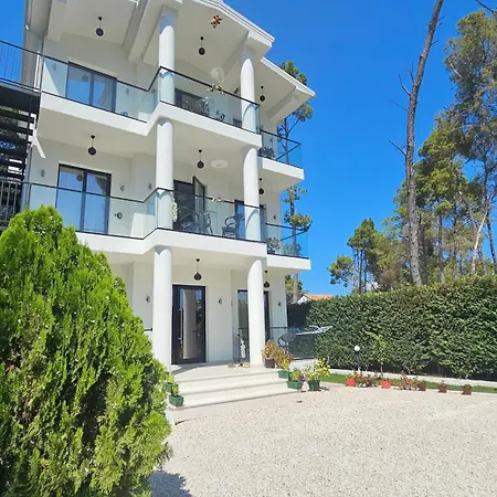 Poolside Apartments Villa Elsa Golem *