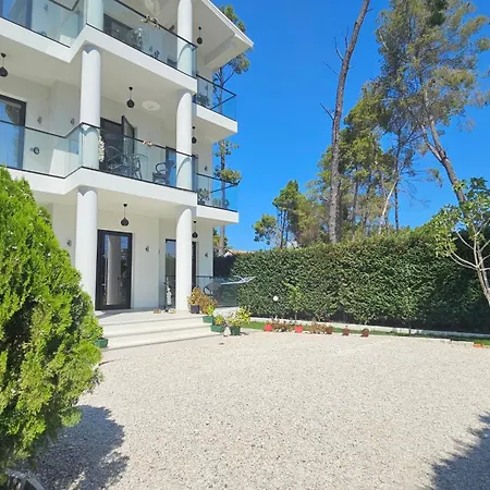 Poolside Apartments Villa Elsa Golem Apartment