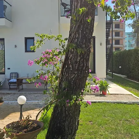 Poolside Apartments Villa Elsa Golem *
