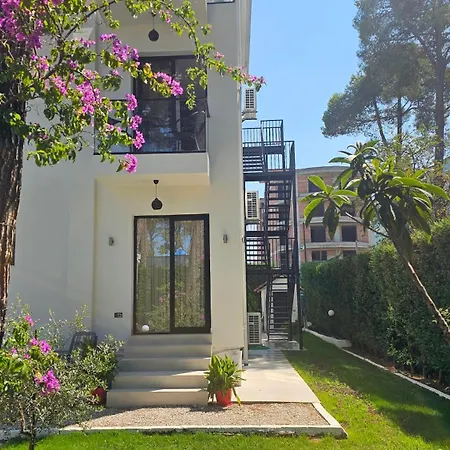 Poolside Villa Elsa Golem