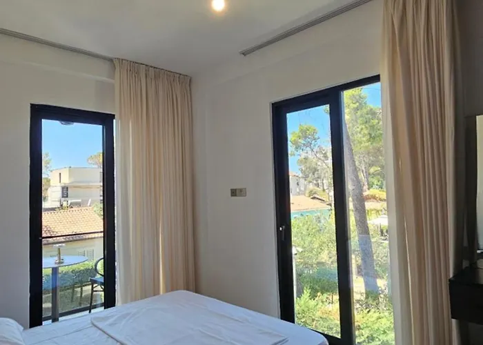 Poolside Apartments Villa Elsa Golem Apartment