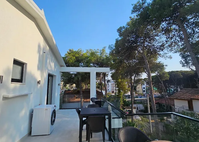 Poolside Apartments Villa Elsa Golem *