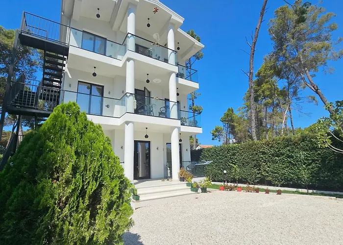 Poolside Apartments Villa Elsa Golem *