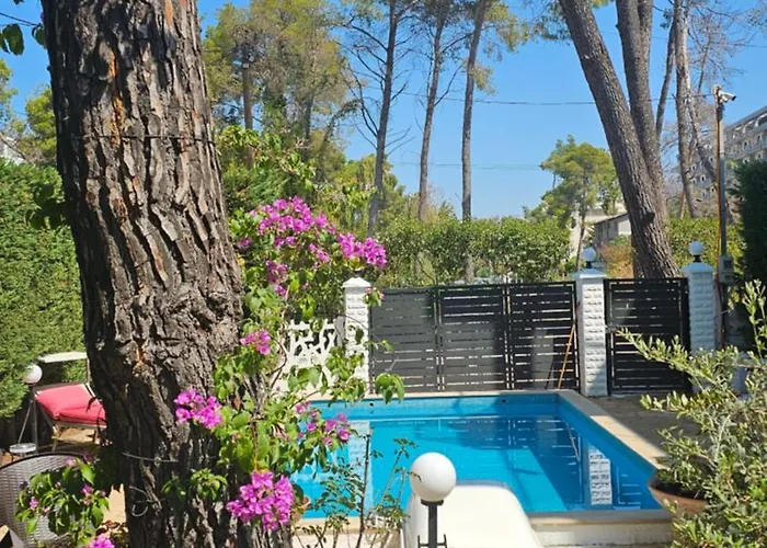 Poolside Apartments Villa Elsa Golem Apartment *