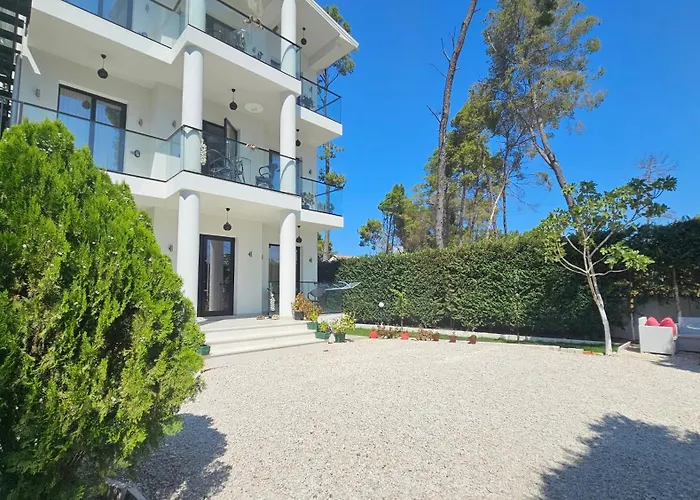 Poolside Apartments Villa Elsa Golem Apartment