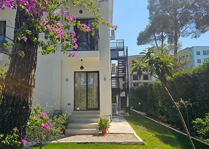 Poolside Apartments Villa Elsa Golem