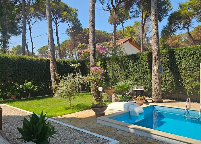 Poolside Villa Elsa Golem *