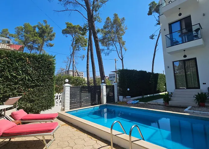 Poolside Apartments Villa Elsa Golem Apartment *