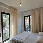 Poolside Apartments Villa Elsa Golem شقة غوليم