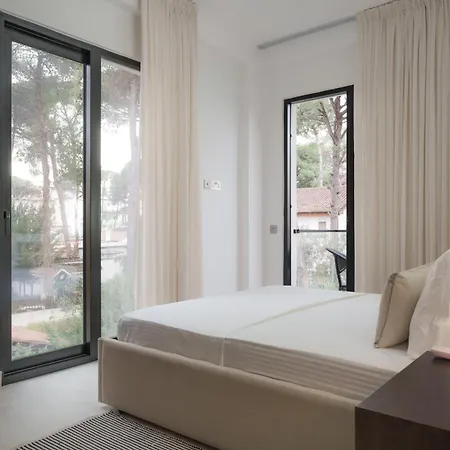 Poolside Elsa Apartment Golem (Tirana)